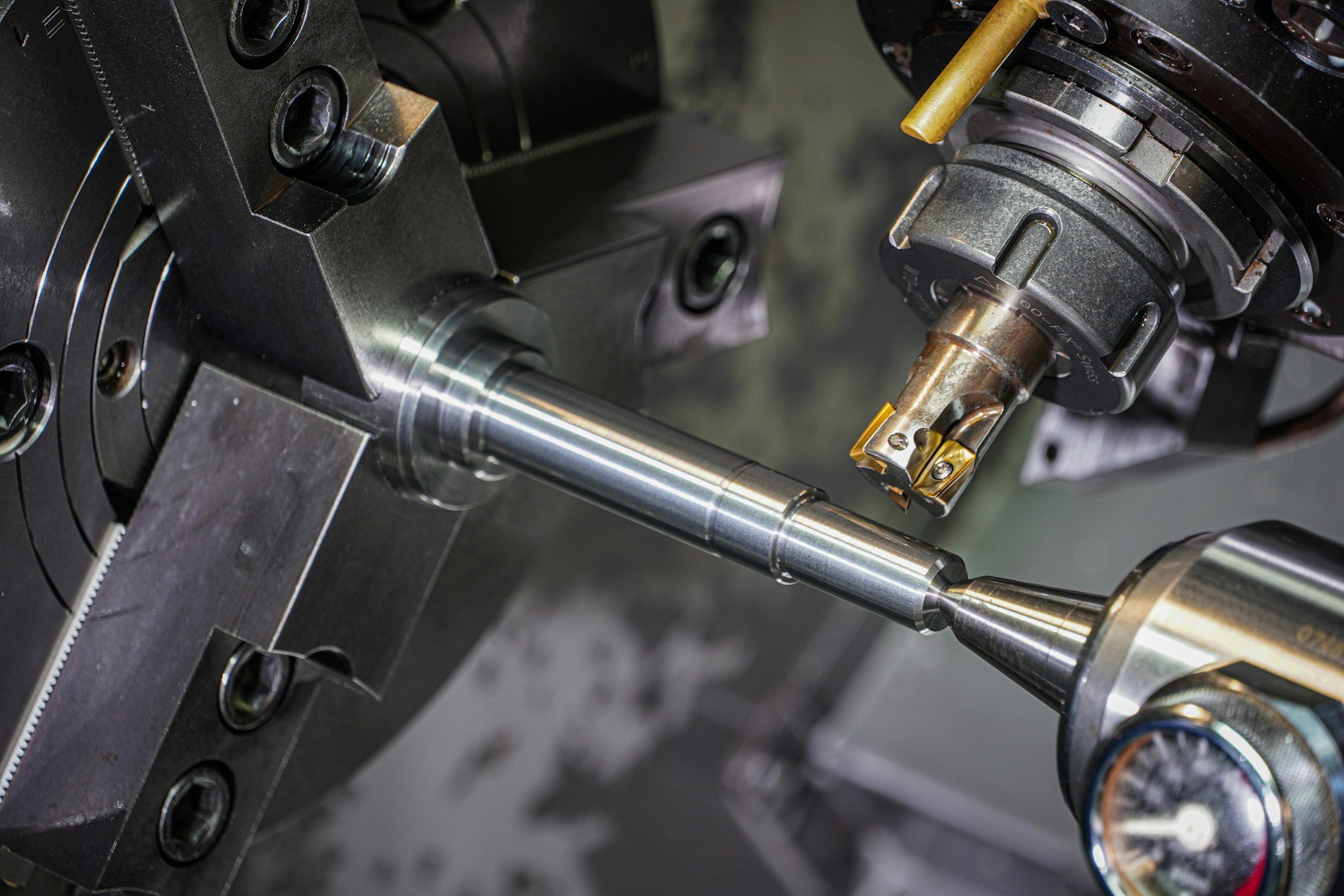 Eine Metallstange wird auf einer Drehmaschine bearbeitet