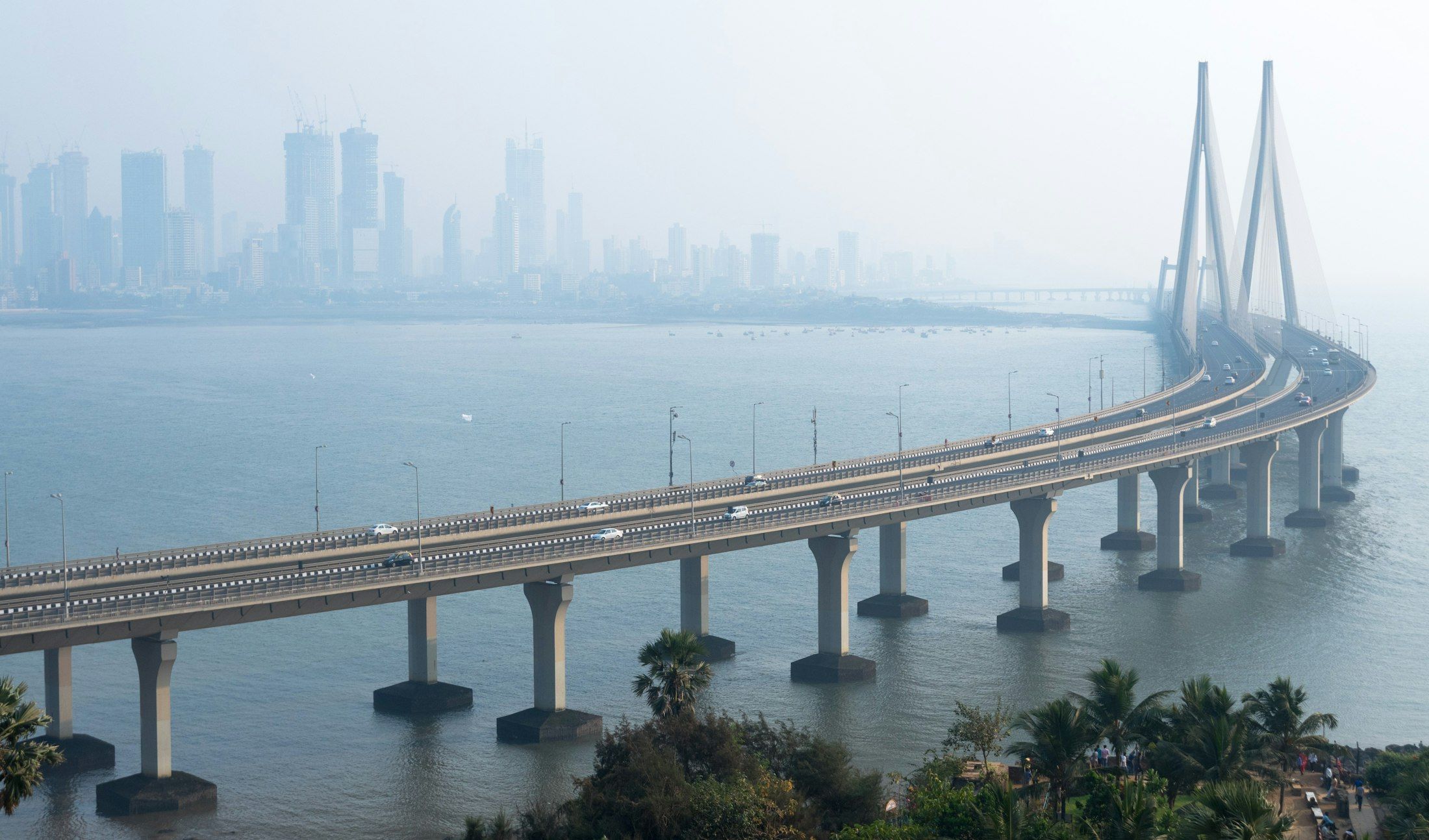 Die Bandra-Worli Sea Link, eine Schrägseilbrücke, vor der Skyline von Mumbai