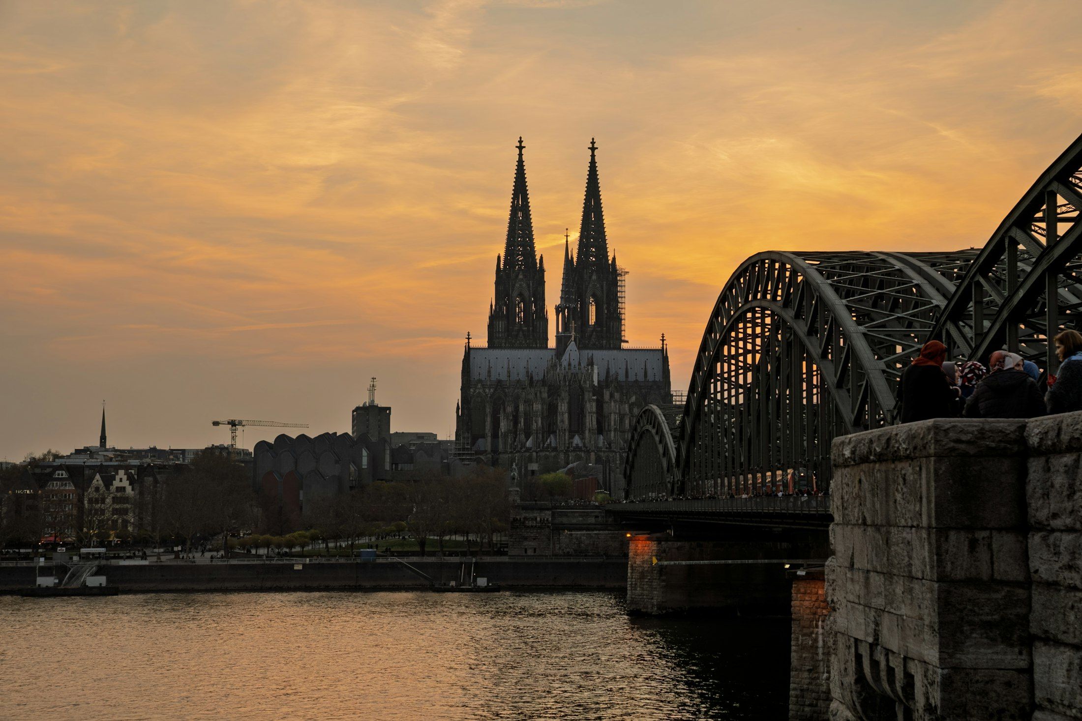 Kölner Dom und Hohenzollernbrücke über dem Rhein bei Sonnenuntergang