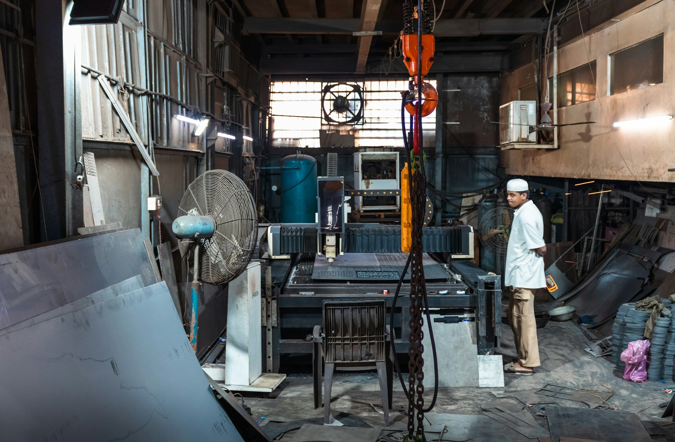 Ein Zerspanungsmechaniker in einer Industriewerkstatt in Indien