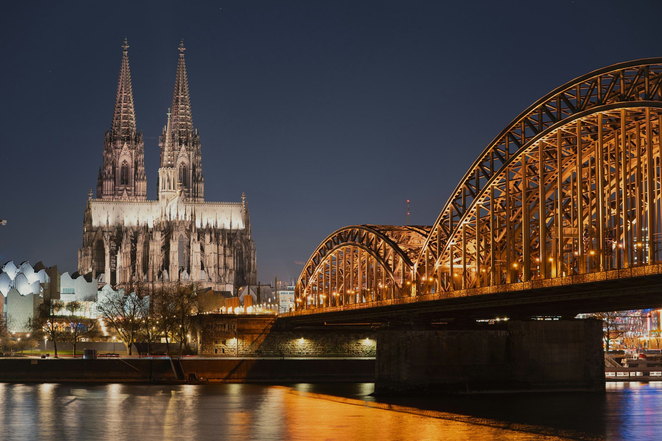 Hohenzollernbrücke und Kölner Dom am Rhein bei Nacht
